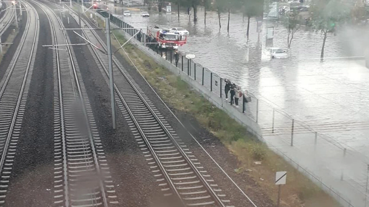 Ankara’da sağanak yağış sonrası sel oluştu! İş yerleri ve yollar sular altında kaldı