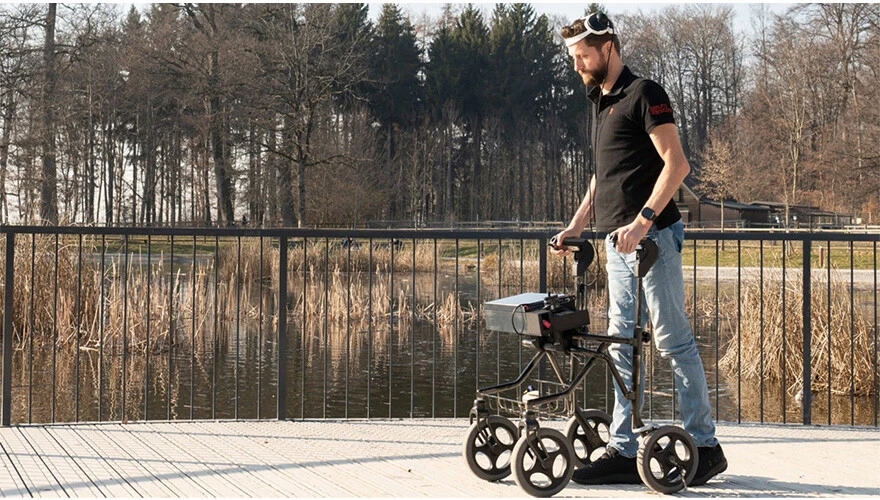 Düşünce gücüyle yürüyor: Engelli adam 12 yıl sonra ayağa kalktı