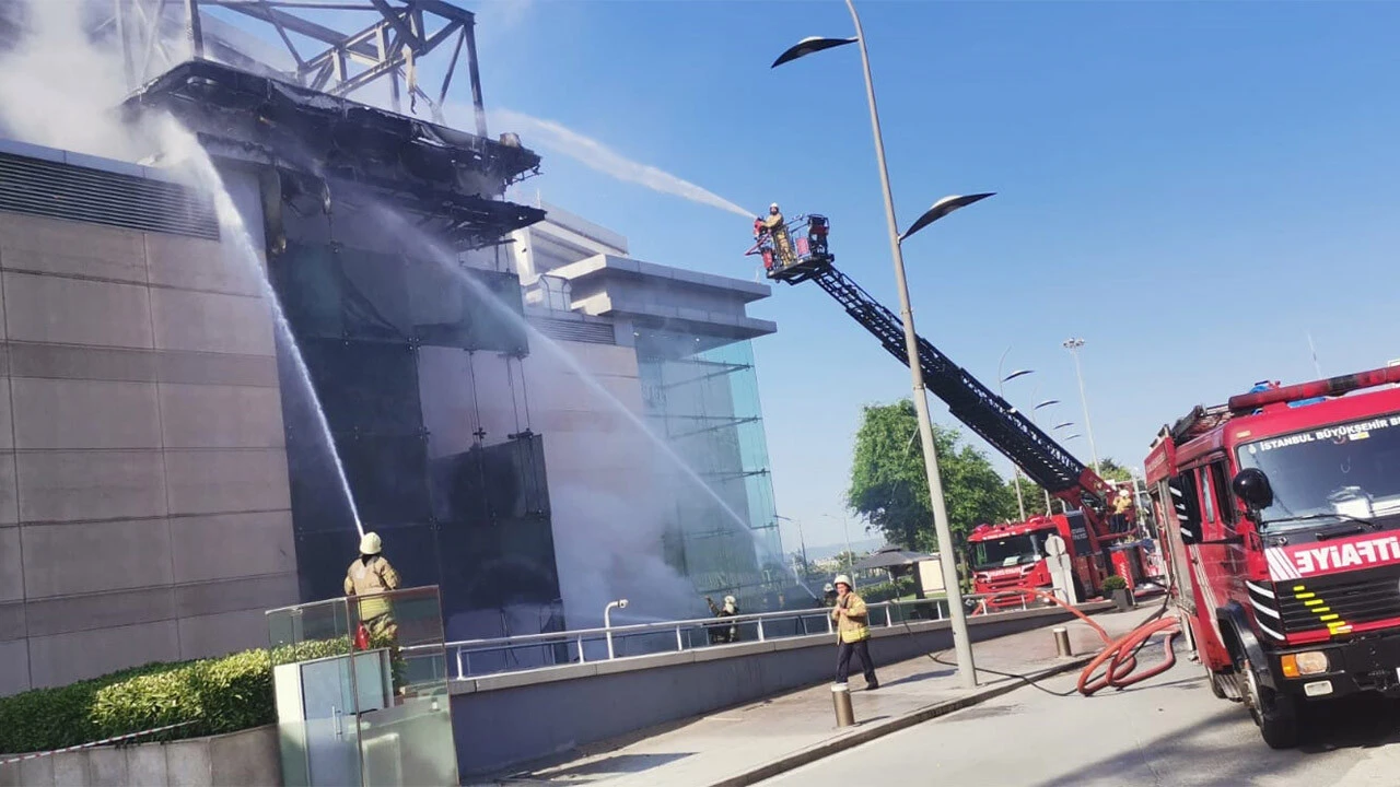 İstinye Park'ta büyük yangın! Gökyüzünü duman kapladı