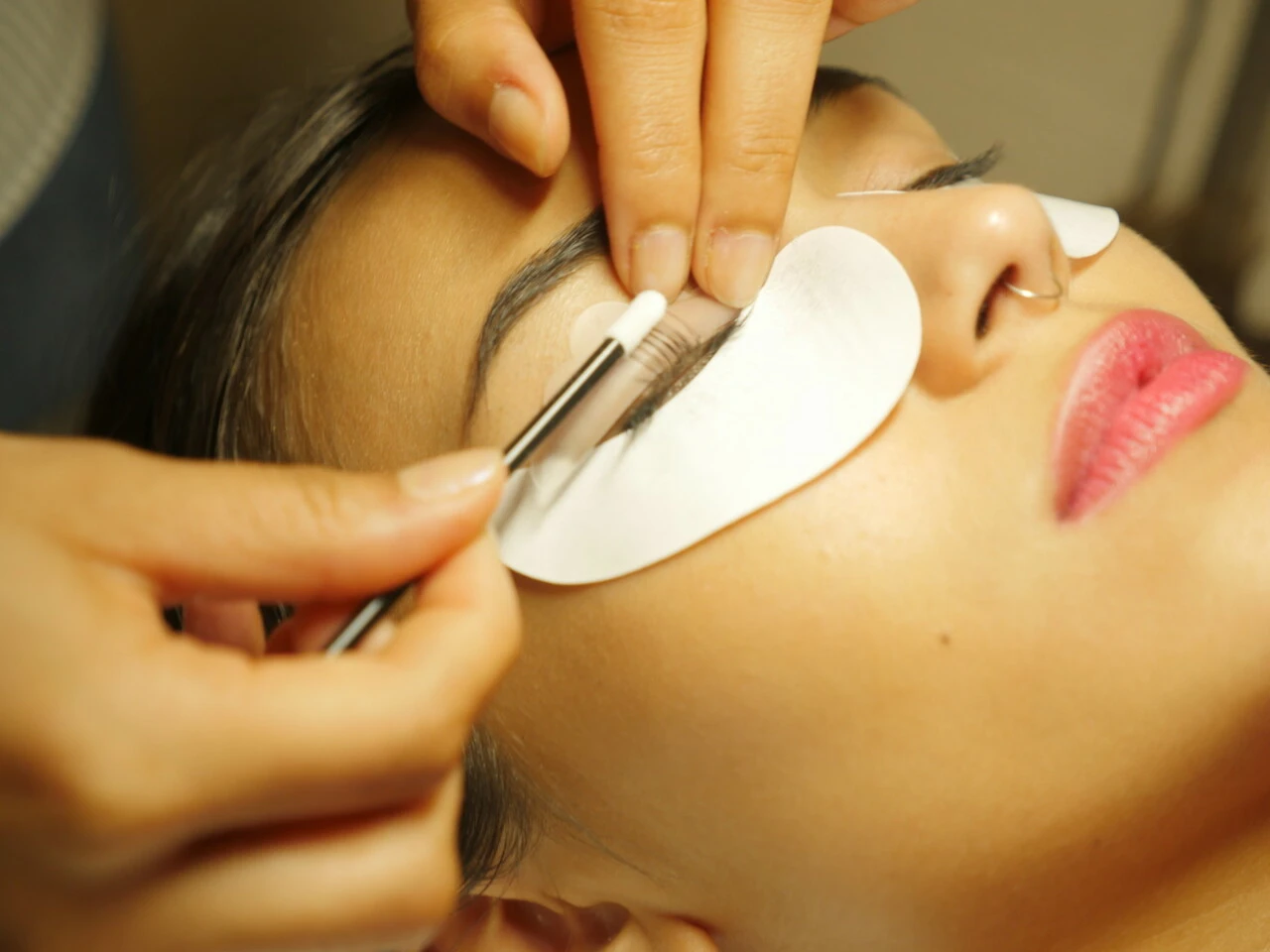 Kıvır kıvır kirpikler için artık para ödemenize gerek yok! Kirpik liftingini evde bu yöntemle yapabilirsiniz