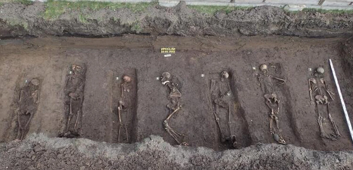 Polonya'da 128 kişilik toplu mezar bulundu! Çocuk ve kadınlar da var