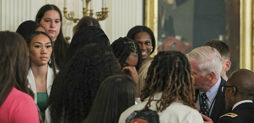 Beyaz Saray’da korku dolu anlar! Biden konuşurken bayıldı