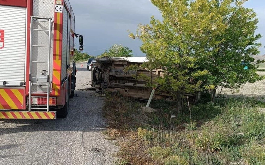 Karaman'da feci kaza! İşçi servisi devrildi: 16 yaralı