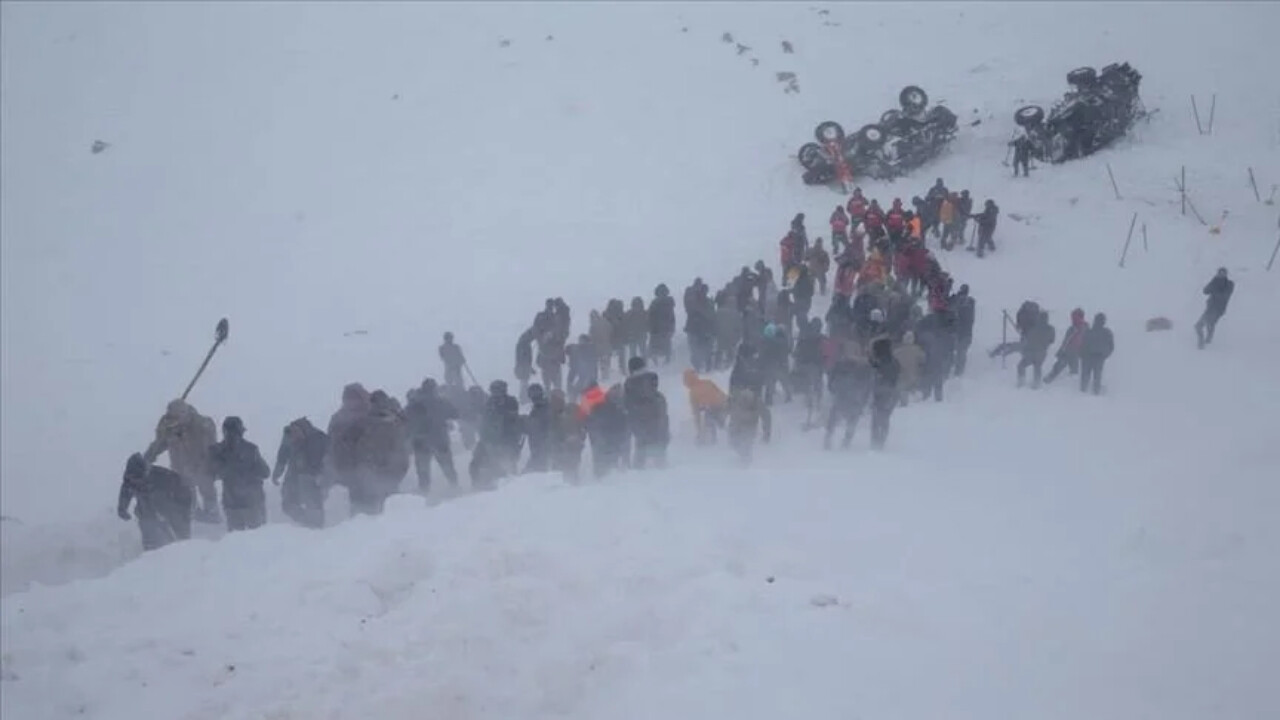 Pakistan’da çığ felaketi! “Zirveler Diyarı”na düşen çığ sonrası alarma geçildi