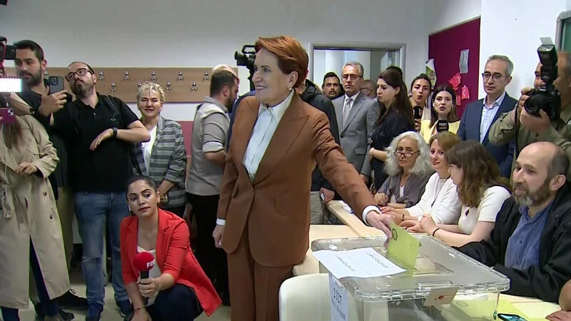 Tarihi seçimde 'Türkiye Yüzyılı' vurgusu! Siyasiler sandık başında Tarihi seçimde 'Türkiye Yüzyılı' vurgusu! Siyasiler sandık başında