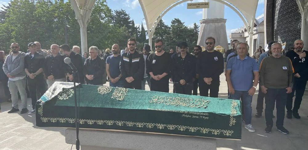 Şarkıcı İzel'den acı günü! Annesine gözyaşlarıyla veda etti!