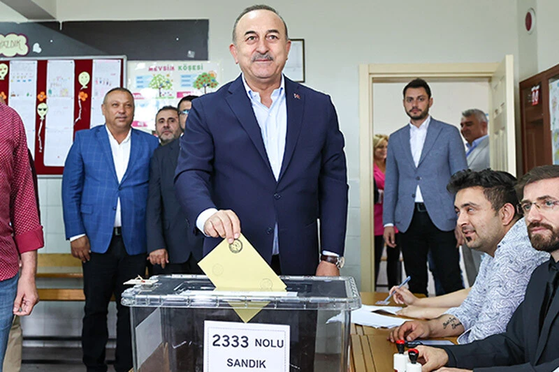 Tarihi seçimde 'Türkiye Yüzyılı' vurgusu! Siyasiler sandık başında Tarihi seçimde 'Türkiye Yüzyılı' vurgusu! Siyasiler sandık başında