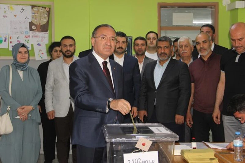 Tarihi seçimde 'Türkiye Yüzyılı' vurgusu! Siyasiler sandık başında Tarihi seçimde 'Türkiye Yüzyılı' vurgusu! Siyasiler sandık başında