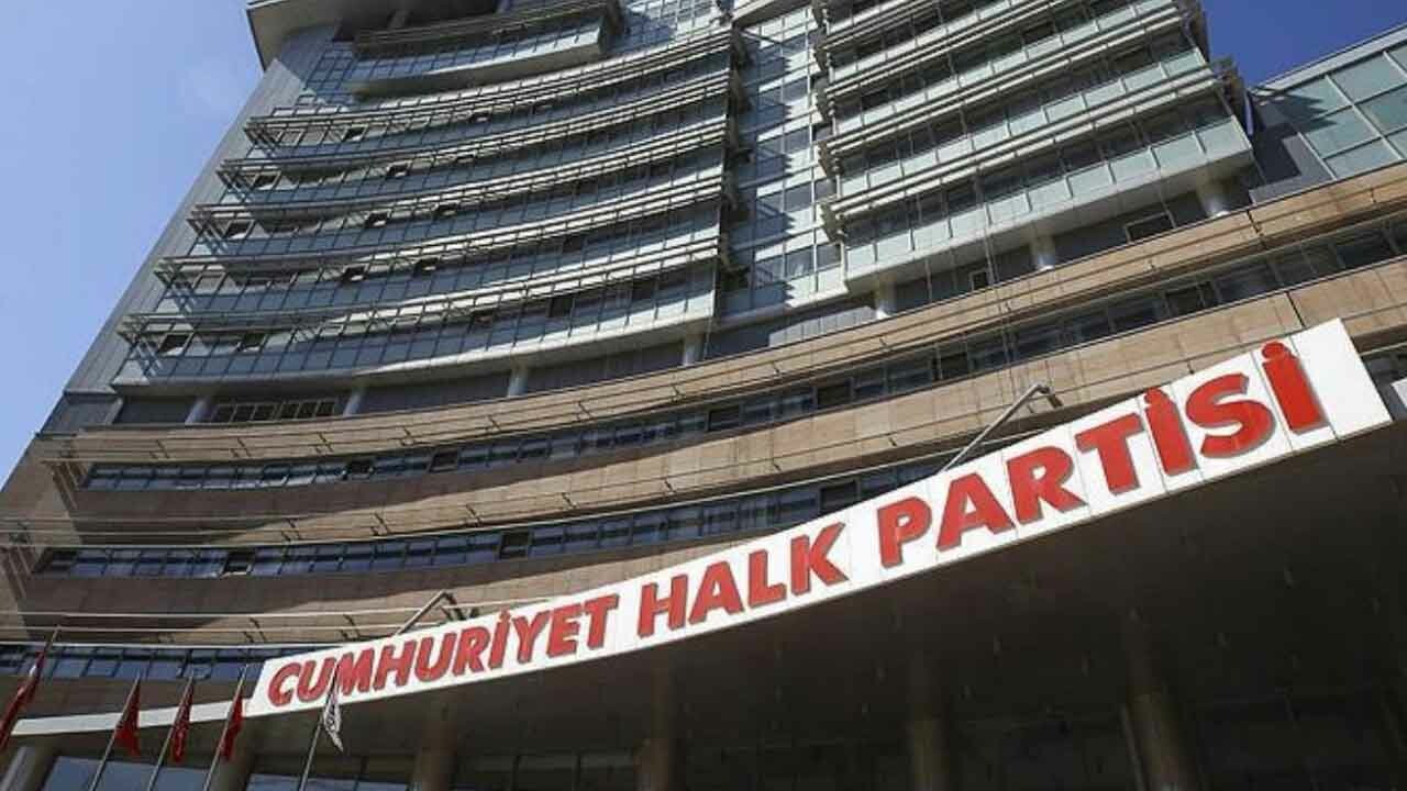 CHP Genel Merkezi&#039;nde dikkat çeken pankart! Sandıkların kapanmasına dakikalar kala asıldı...