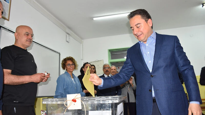 Tarihi seçimde 'Türkiye Yüzyılı' vurgusu! Siyasiler sandık başında Tarihi seçimde 'Türkiye Yüzyılı' vurgusu! Siyasiler sandık başında