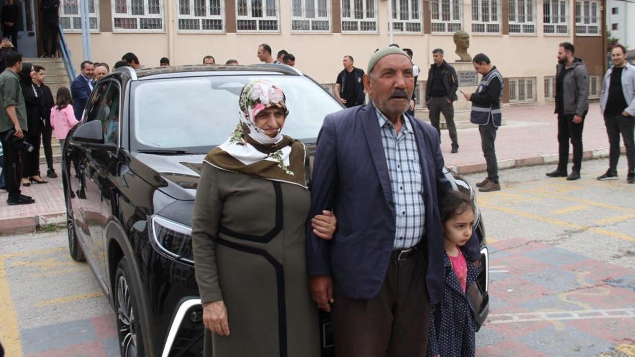 Seçmenlerin TOGG ilgisi! Okulun bahçesinde cep telefonlarına sarıldılar  Seçmenlerin TOGG ilgisi! Okulun bahçesinde cep telefonlarına sarıldılar