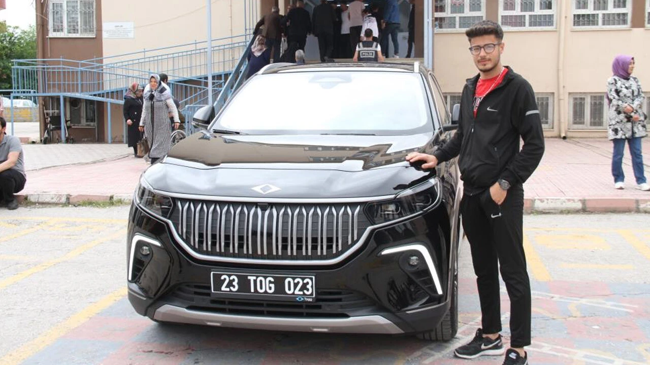 Seçmenlerin TOGG ilgisi! Okulun bahçesinde cep telefonlarına sarıldılar  Seçmenlerin TOGG ilgisi! Okulun bahçesinde cep telefonlarına sarıldılar