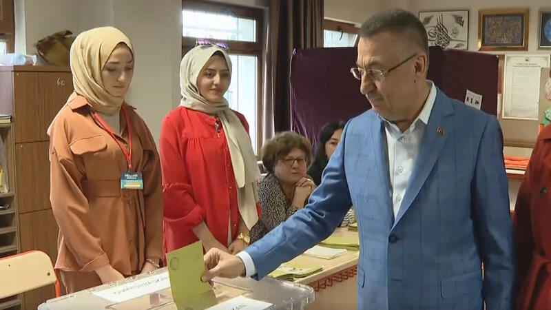 Tarihi seçimde 'Türkiye Yüzyılı' vurgusu! Siyasiler sandık başında Tarihi seçimde 'Türkiye Yüzyılı' vurgusu! Siyasiler sandık başında