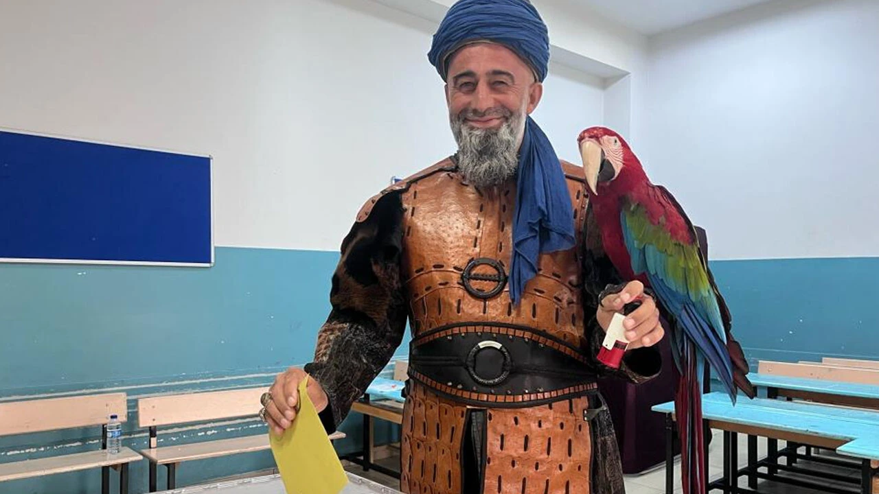 Türkiye'de renkli seçim manzarası: Papağanıyla oy kullanmaya gitti