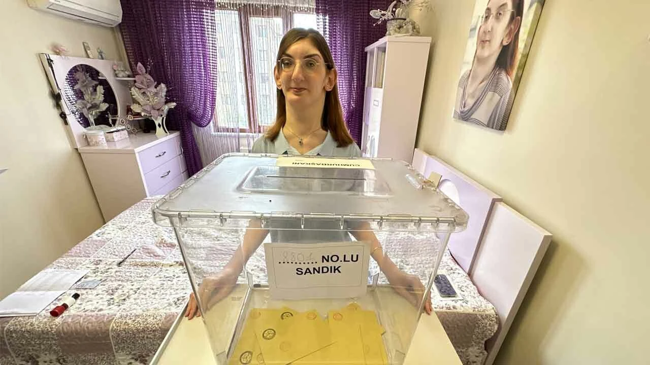 En uzun kadın oyunu kullandı! Evine seyyar sandık götürdüler