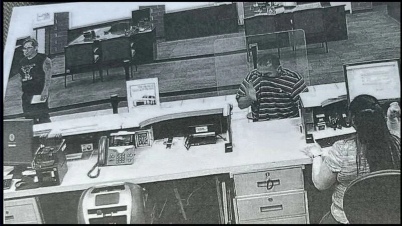 Banka soygunu girişimine ilginç ket! Hırsıza sarılarak dışarı çıkardı