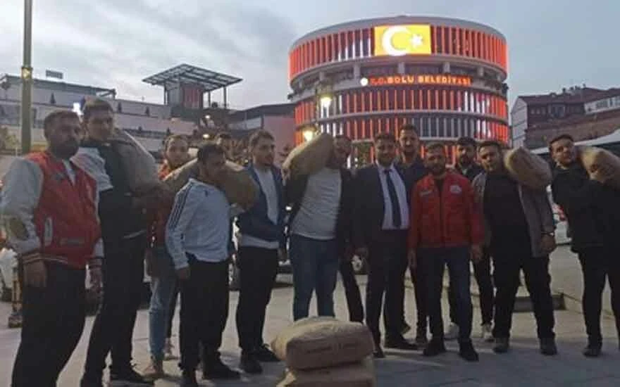 'Kazanırsa Erdoğan'ın heykelini dikerim' demişti! Tanju Özcan'a çimento taşıdılar