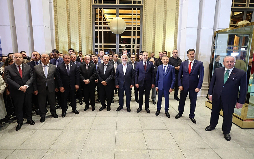 Seçimlerin galibi Cumhur İttifakı'ndan zafer pozu Seçimlerin galibi Cumhur İttifakı'ndan zafer pozu