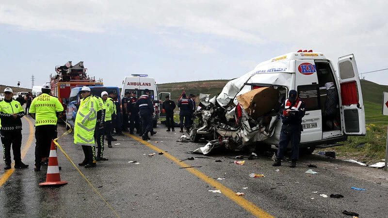 Tır ile yolcu minibüsü birbirine girdi: Çok sayıda ölü ve yaralı var
