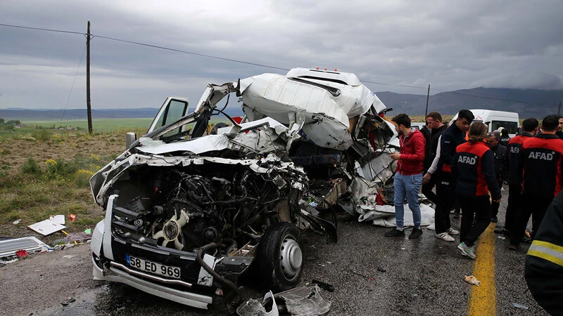 Tır ile yolcu minibüsü birbirine girdi: Çok sayıda ölü ve yaralı var