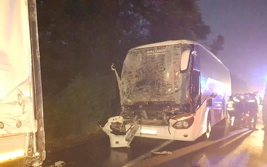 Sakarya'da feci kaza! Seçmenleri taşıyan otobüs tıra çarptı: 22 yaralı var