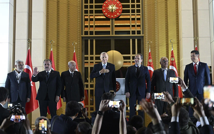Seçimlerin galibi Cumhur İttifakı'ndan zafer pozu Seçimlerin galibi Cumhur İttifakı'ndan zafer pozu
