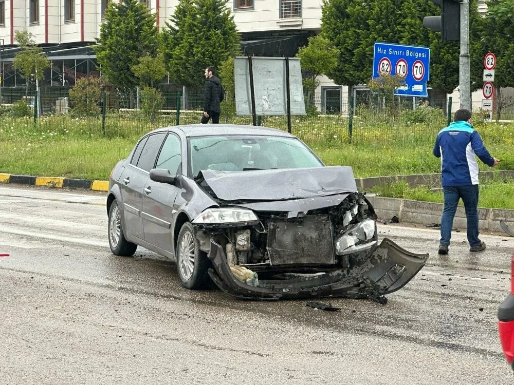 Kırmızı ışıkta bekleyen arabaya tosladı! 1’i çocuk 4 yaralı var