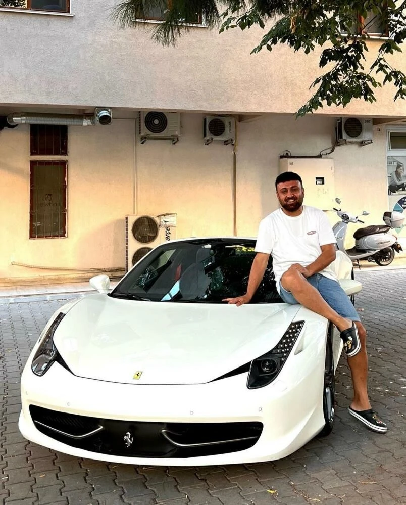 Sosyal medya fenomeni kaza yaptı! Milyonluk araç pert oldu