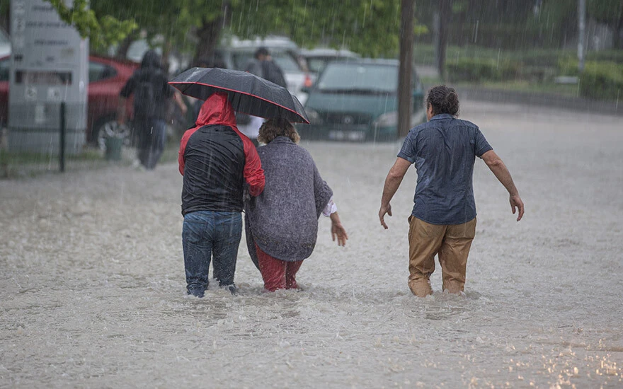 Ankara'yı sağanak vurdu: Yollar göle döndü, araçlar alt geçitte mahsur kaldı
