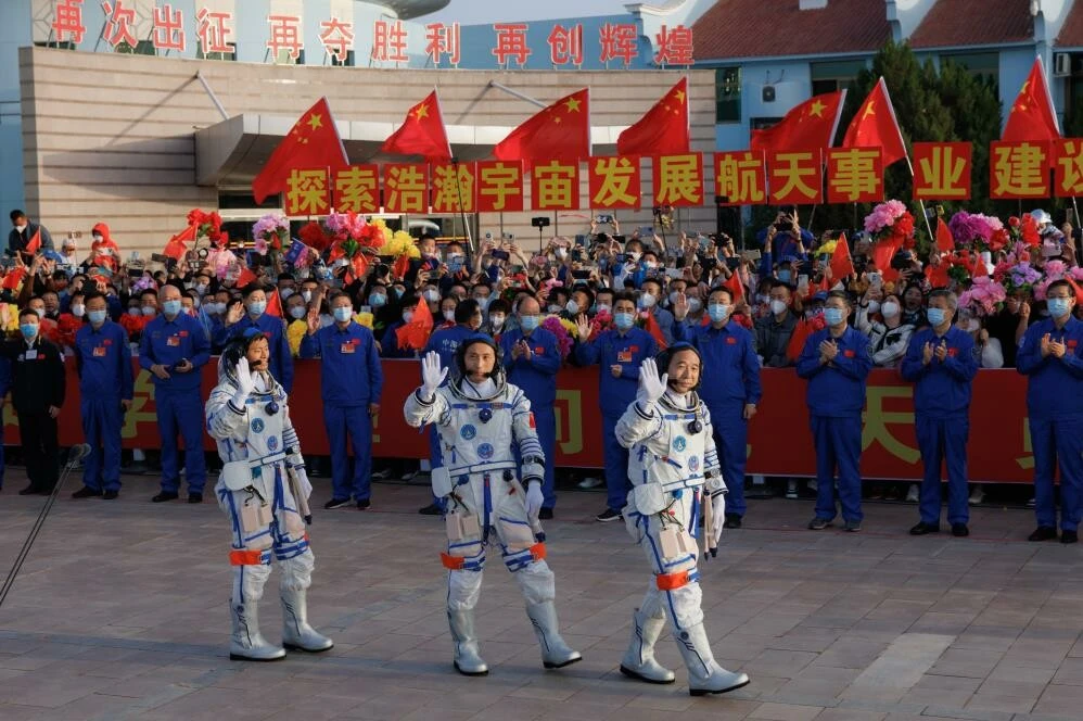 Çin ülkesinde bir ilki gerçekleştirdi! İlk sivil astronotun uzay yolculuğu başladı