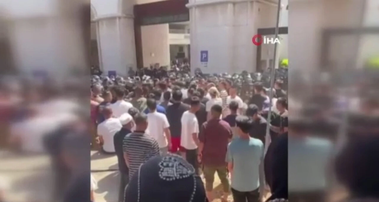 Çin'de 13. yüzyıldan kalma caminin yıkılacağı iddiası Müslümanları sokağa döktü