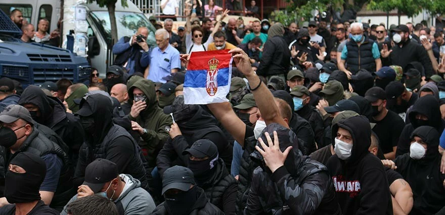 Kosova’da kuzeyinde savaş çığlıkları! Sırplar ve NATO birlikleri karşı karşıya geldi…