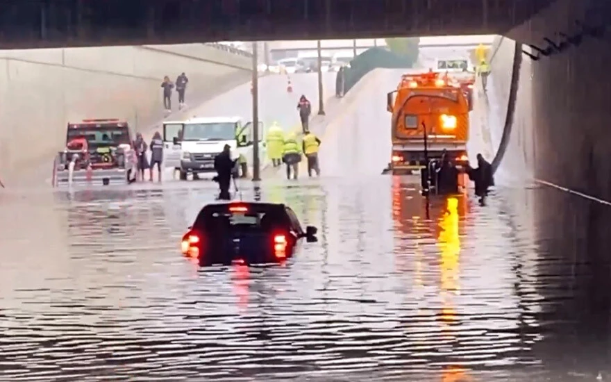 Ankara'yı sağanak vurdu: Yollar göle döndü, araçlar alt geçitte mahsur kaldı