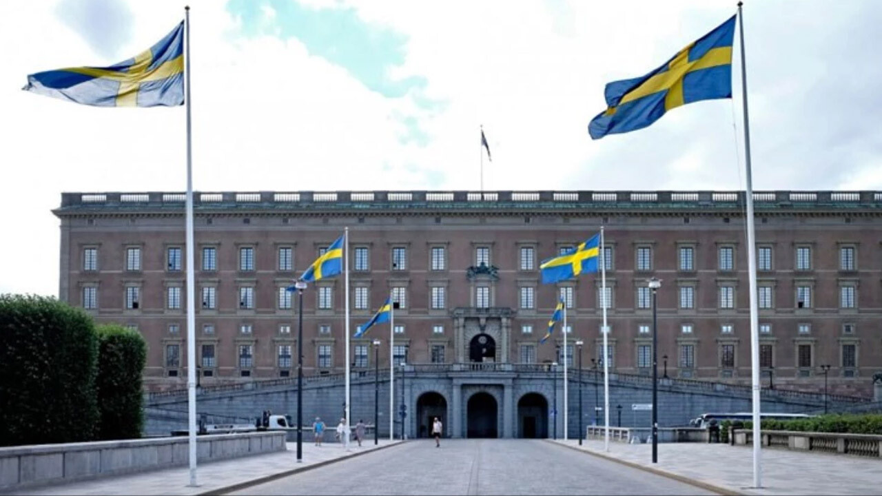 İsveç&#039;te parlamento binasına PKK/YPG paçavrası yansıtıp Erdoğan&#039;ı hedef aldılar!