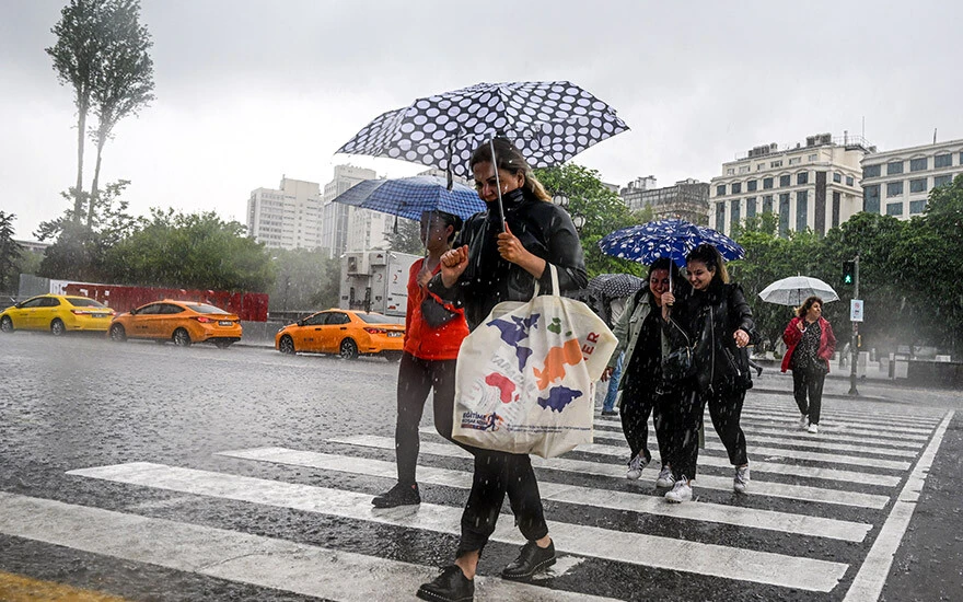 Ankara'yı sağanak vurdu: Yollar göle döndü, araçlar alt geçitte mahsur kaldı