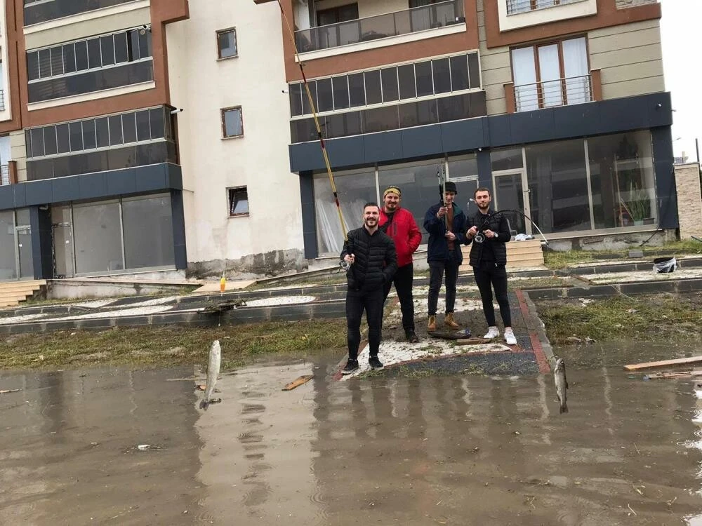 Tekirdağ'ı sağanak vurdu! Göle dönen yolda olta salladılar