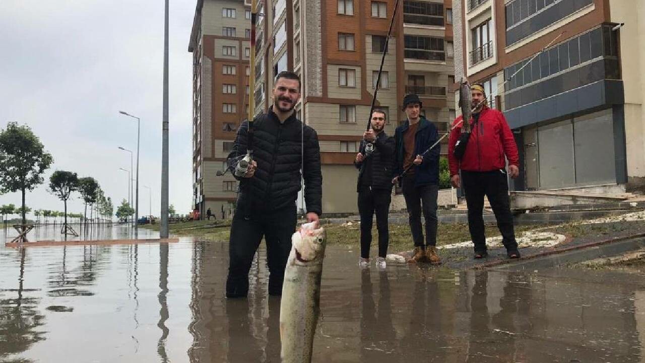 Tekirdağ'ı sağanak vurdu! Göle dönen yolda olta salladılar