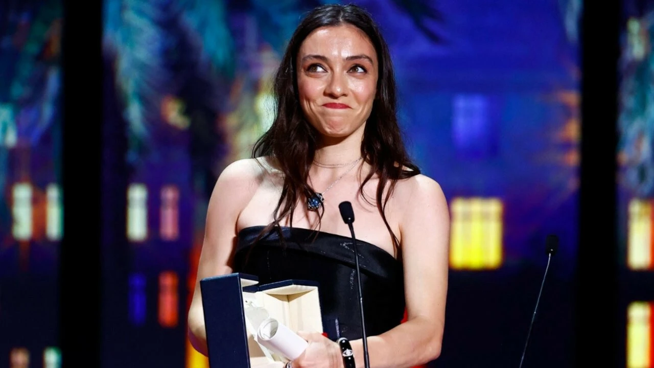 Kadir İnanır yerden yere vurulan Merve Dizdar'a sahip çıktı: Saygılı olun ve alkışlayın!