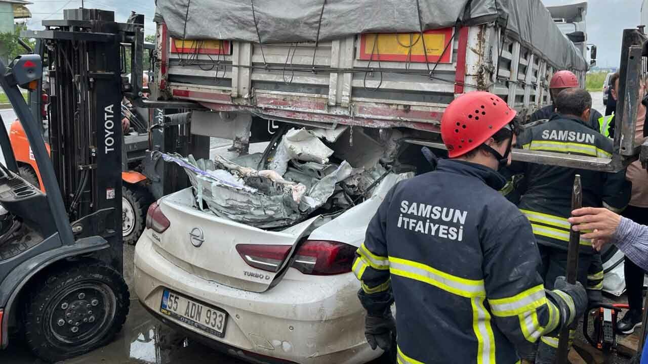 Otomobil TIR&#039;ın altına girdi! Feci kaza baba ile kızı birbirinden ayırdı