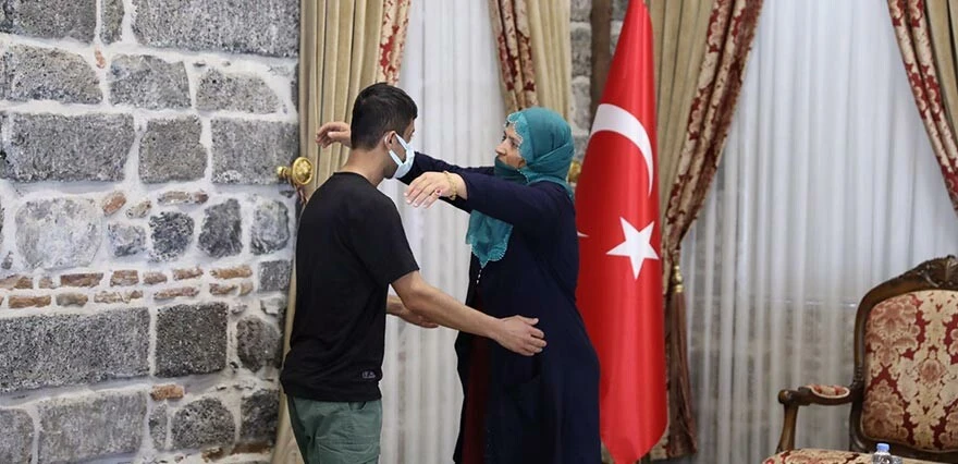 Evlat nöbetinde bir anne daha evladına kavuştu