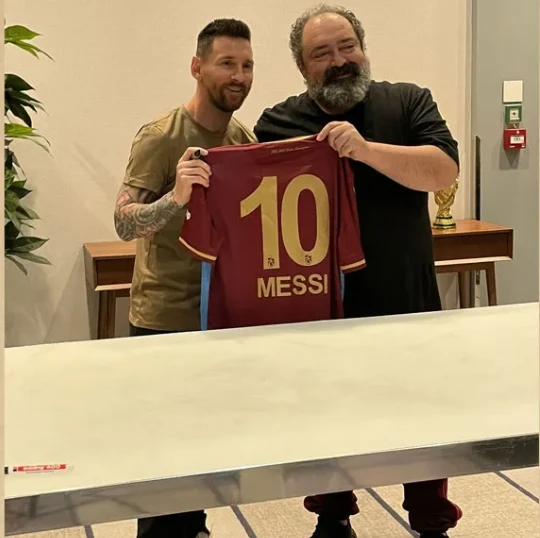 Messi Trabzonspor formasıyla poz verdi