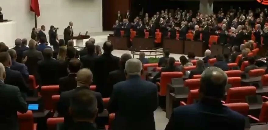 Cumhurbaşkanı Erdoğan yemin ederken Meclis'te dikkat çeken görüntü!