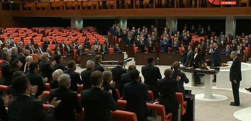 Cumhurbaşkanı Erdoğan yemin ederken Meclis'te dikkat çeken görüntü!