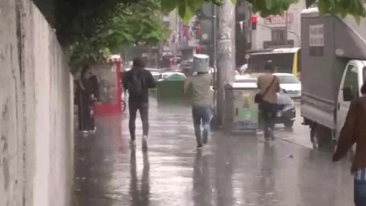 Bir anda bastırdı! İstanbullular yağmura hazırlıksız yakalandı