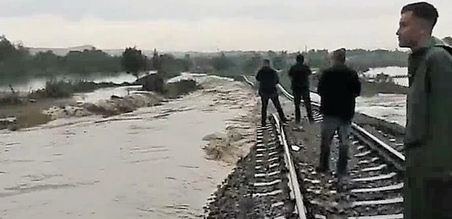 Türkiye’de olası tren faciasından dönüldü! Vatandaşlar fark etti, hareket halindeyken son anda durdurdu