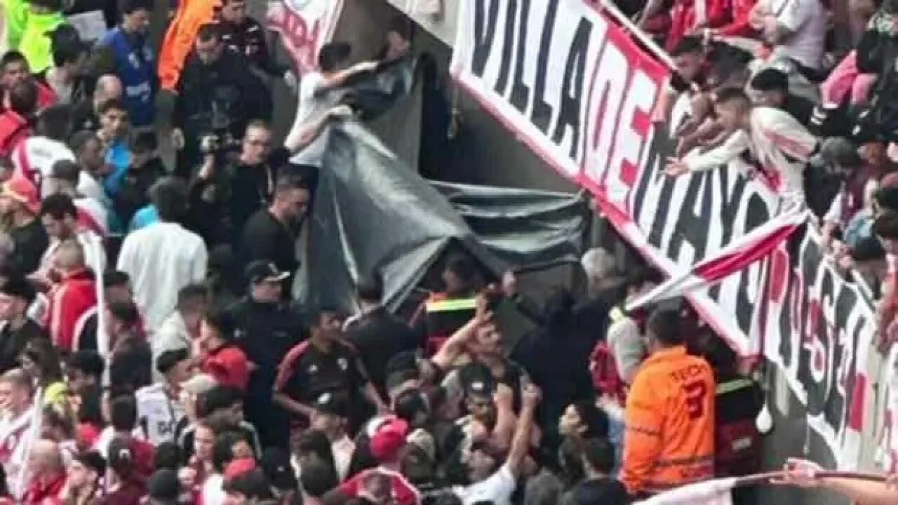 Tribünden korkuluk demirlerine düşen taraftar öldü! Korkunç anlar kamerada
