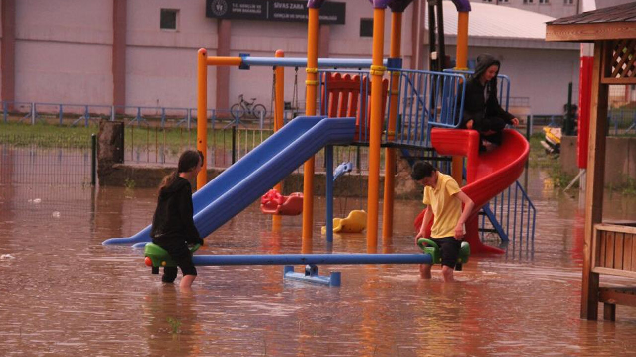 Seli umursamadan oyunlarına devam ettiler 