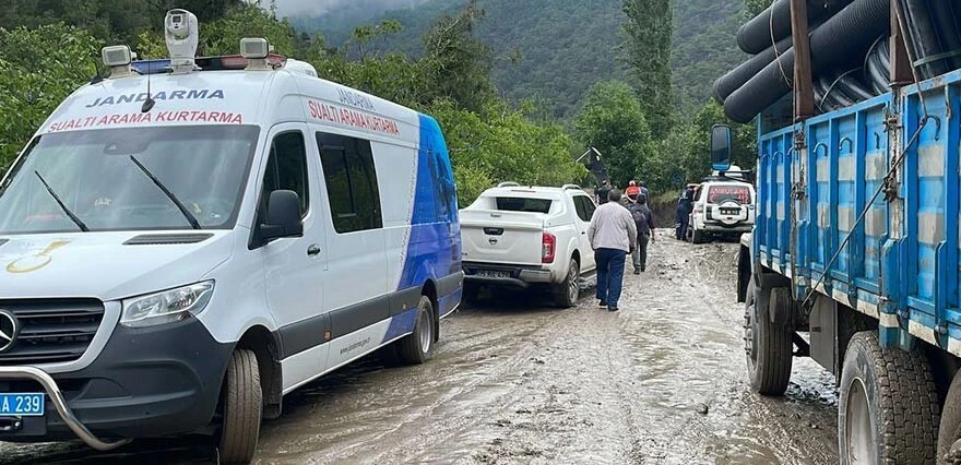 Amasya’da pikniğe giden 3 kişiden 2’si sel sularına kapıldı!