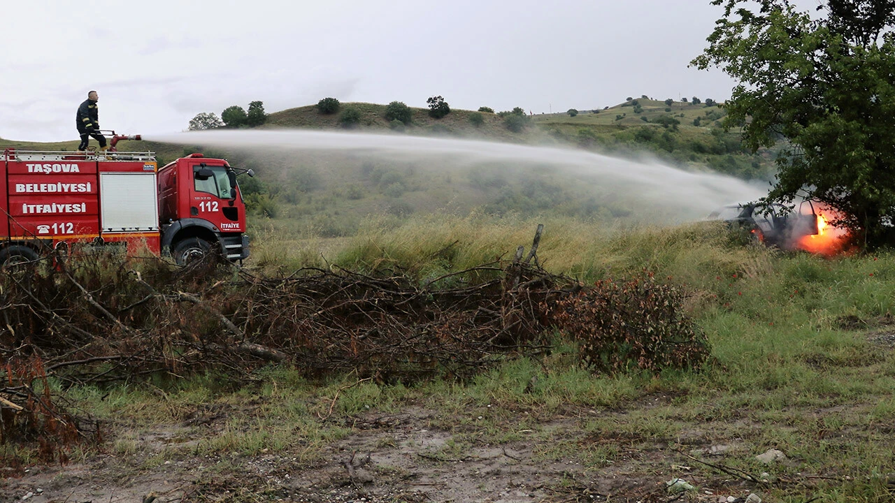 Seyir halindeki araç alev alev yandı