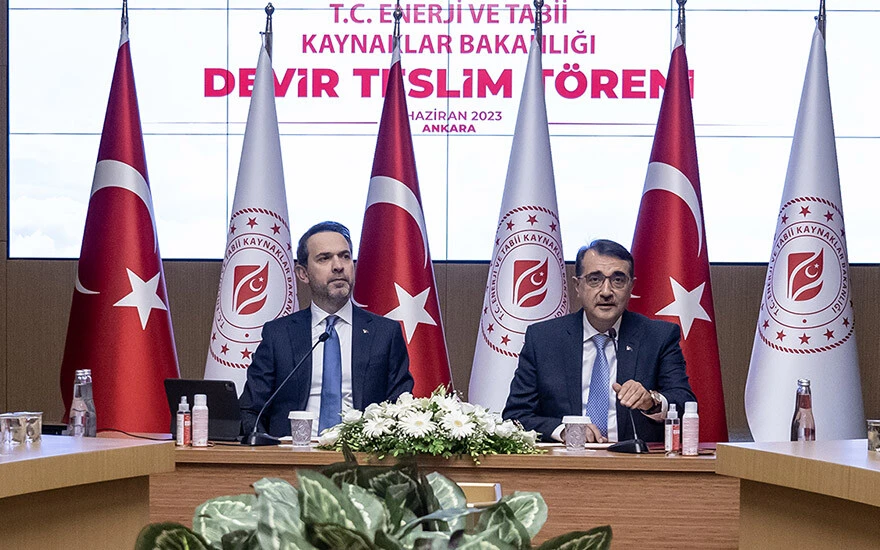 Devir teslim töreninde duygulandıran anlar! Enerji Bakanı Alparslan Bayraktar bayrağı alkışlarla devraldı